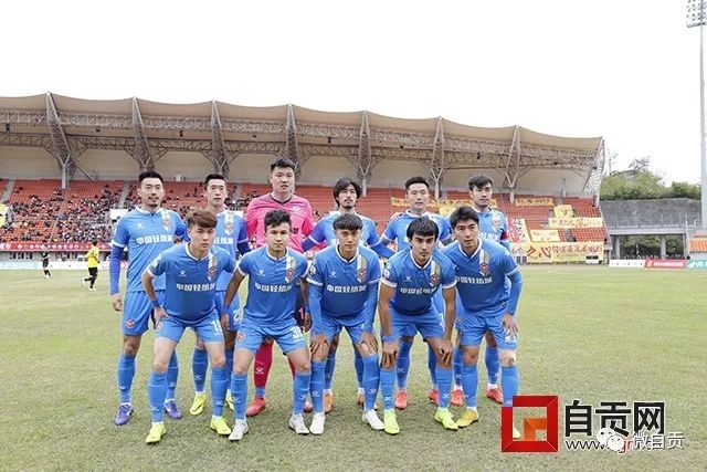 济南高新区实验中学体育综合体投用，学生“足不出校”学游泳